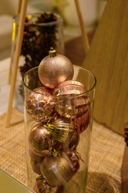 Mumlarla, mumlarla, balolarla, mumlarla, Noel ağacıyla süslenmiş Noel süsü.