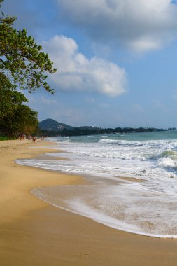 Mavi gökyüzü ve dalgalarıyla güzel tropikal plajlar