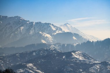 Kış mevsiminde güzel dağ sıraları