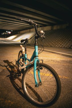 Bisikleti yola park ettim.