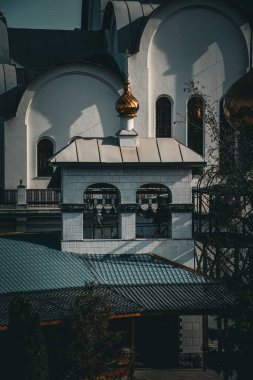 Şehirdeki eski ahşap kilise.