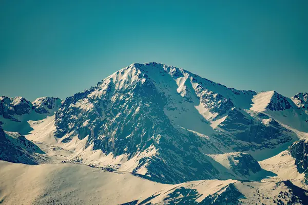 Kışın güneşli bir günde karlı dağlar.