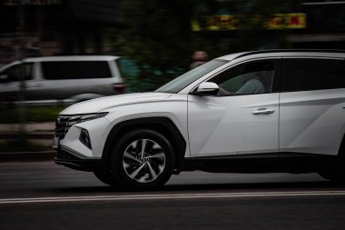 Beyaz kapüşonlu araba.