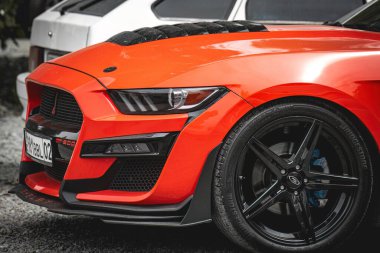 Arabanın farları kapalı. yüksek kaliteli fotoğraf