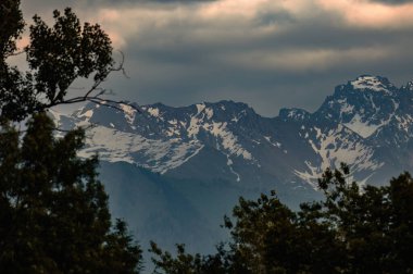 Dağları ve bulutları olan güzel bir manzara