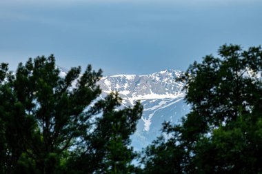 Dağlar ve karla kaplı güzel bir manzara.
