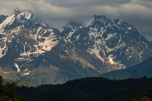 Dağlardaki güzel dağ manzarası