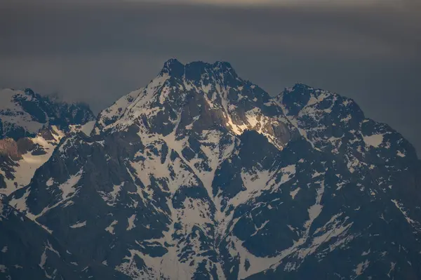 Karlı güzel dağ manzarası