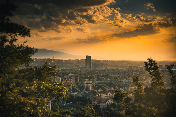 Şehrin üzerinde güzel bir gün batımı