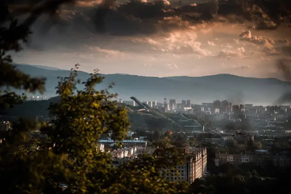 Şehrin üzerinde gün batımı