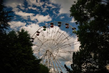 Lunaparkta dönme dolap.