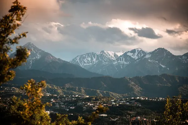 Kışın sıradağların manzarası
