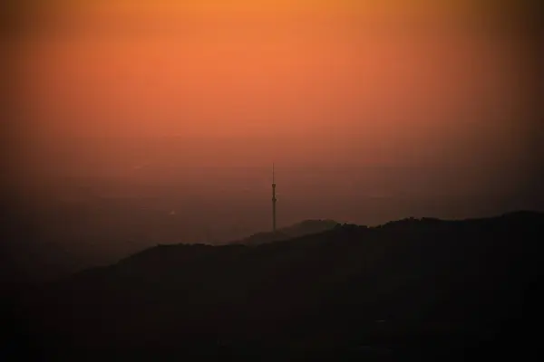 Dağın üzerinden gün batımı