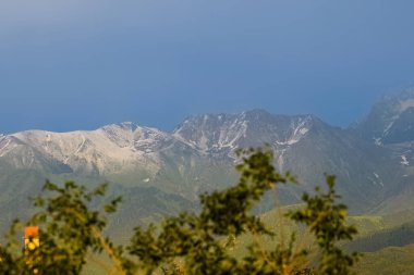 Dağları ve bulutları olan güzel bir manzara