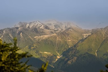 Dağlardaki dağ manzarası