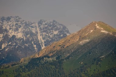 Karla kaplı dağlarla kaplı dağ manzarası.