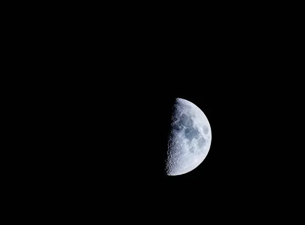 Dolunay siyah gökyüzünde