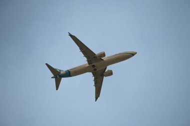 Mavi gökyüzünde uçan uçak, bulutlar