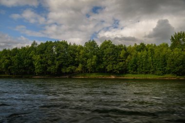 Parktaki güzel nehir