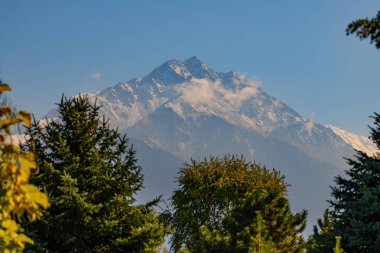 Fuji Dağı ve ilk kardan manzara. Japonya dünyanın en yüksek menzili. Japonya 'nın en önemli yerlerinden biri.