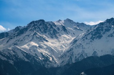 Dağ manzarası, Kafkas tepeleri karla kaplı.