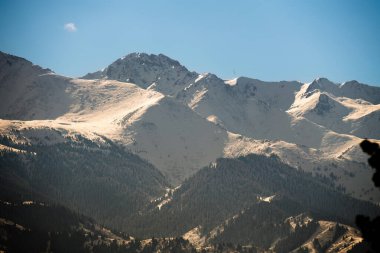 Dağlardaki güzel dağ manzarası