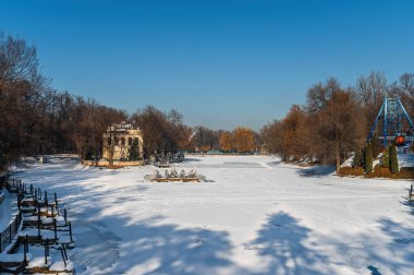 Kışın köprüsü olan donmuş nehir manzarası, Kiev.