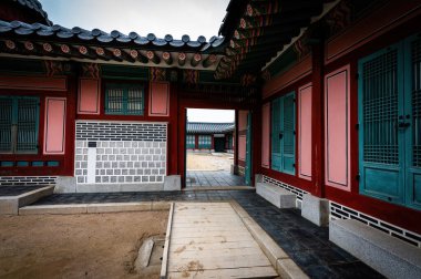 Parktaki geleneksel Tayland evi.