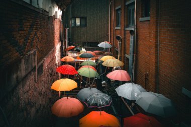 Şehirde renkli şemsiyeler var.