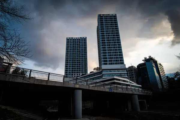 Şehrin modern binası