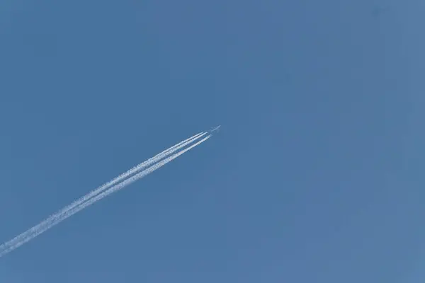 mavi gökyüzü uçakla