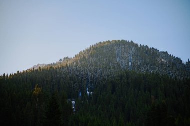 Gün batımında dağ manzarası