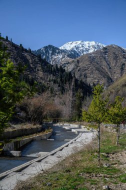 Dağlardaki nehir manzarası