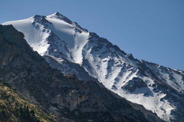 Karla kaplı güzel dağ manzarası - tepeli zirveler