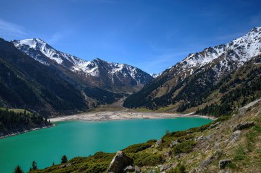 Dağlardaki dağ nehrinin güzel manzarası