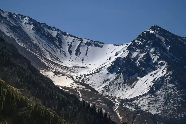 Kışın dağ zirveleri. yüksek tatralar, Slovakya.