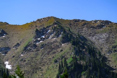 Karlı dağ manzarası - dağlarla kaplı.
