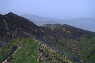 Dağları ve bulutları olan güzel bir manzara