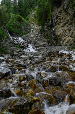 Dağlarda güzel bir şelale