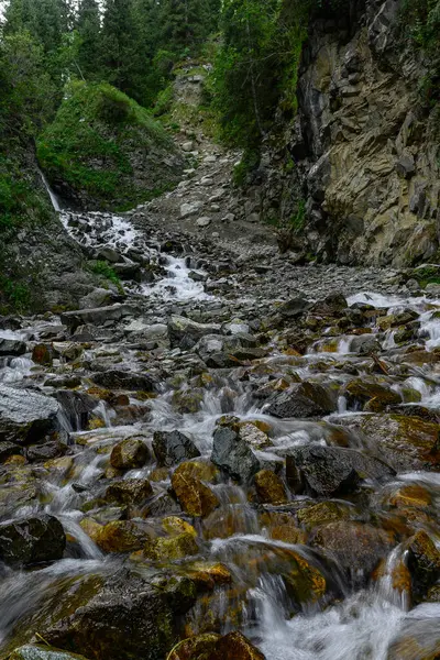 Dağlarda güzel bir şelale
