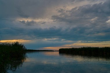Göl ve gökyüzü ile güzel manzara