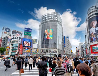 Japonya. Tokyo mu? Shibuya Geçidi trafiğin en yoğun olduğu saatte - Tarih: 19 - 04 - 2023