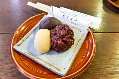 Japonya. Kyoto. Higashiyama bölgesi. Geleneksel tatlılar ve yeşil çay - Tarih: 25 - 04 - 2023