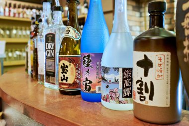 Japonya. Kyoto. Sake şişeleri - Tarih: 28 - 04 - 2023