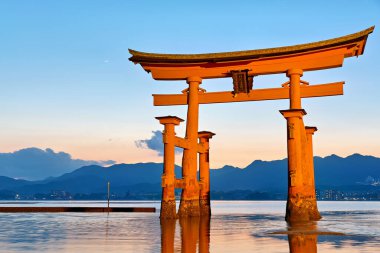 Japonya. Miyajima. Hiroşima. Gün batımında Itsukushima Tapınağı ve yüzen gövde kapısı - Tarih: 01 - 05 - 2023