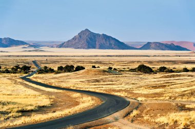 Namibya. Namib Naukluft Ulusal Parkı 'nda Sossusvlei kumullarına doğru sürüş - Tarih: 04 - 08 - 2023