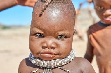 Namibya. Kunene bölgesinde bir Himba çocuğunun portresi - Tarih: 07 - 08 - 2023