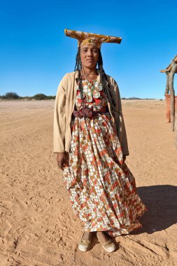 Namibya. Herero Bantu etnik grubunun bir kadın portresi - Tarih: 08 - 08 - 2023