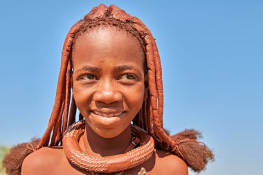 Namibya. Kunene bölgesinde Himba bir kadının portresi - Tarih: 11 - 08 - 2023