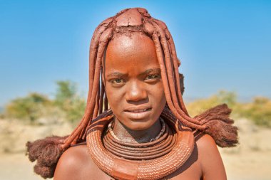 Namibya. Kunene bölgesinde Himba bir kadının portresi - Tarih: 11 - 08 - 2023